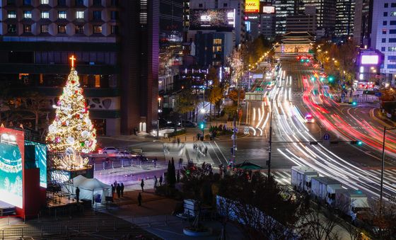 도심 속 빛나는 성탄트리