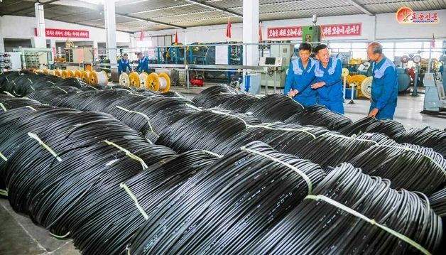 北 평양빛섬유통신케이블공장 "당 결정 관철 위해 다그친다" 선전