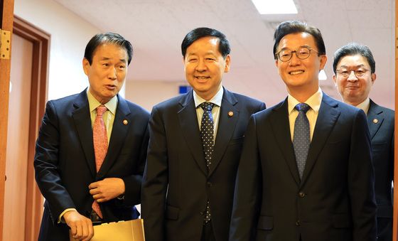 국무회의 참석하는 국무위원들