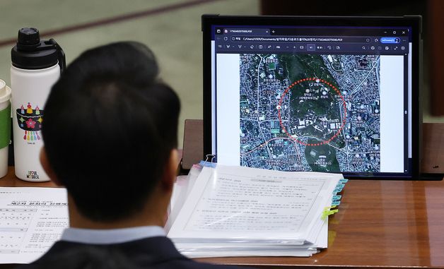 세운구역 재개발 관련 자료 살펴보는 오세훈 시장