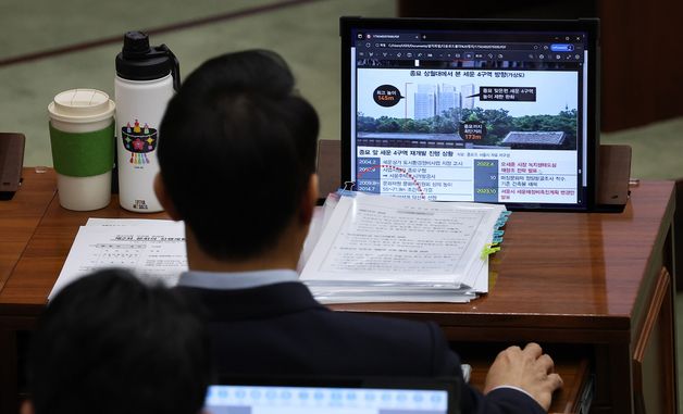 세운4구역 재개발 자료 살피는 오세훈 시장