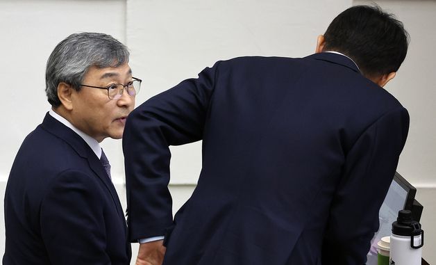 오세훈 서울시장과 인사 나누는 정근식 서울시 교육감