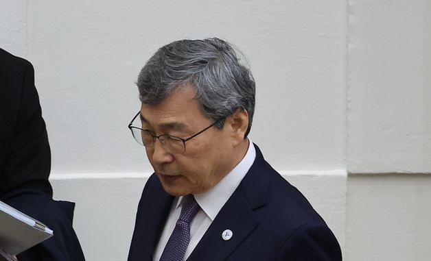 제333회 정례회 시정질문 참석하는 정근식 교육감