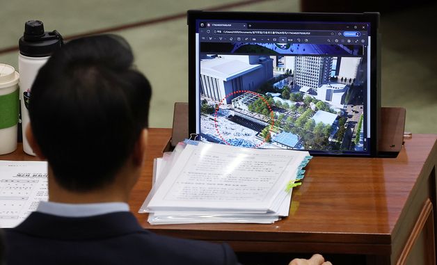 광화문광장 '감사의 정원' 자료 살피는 오세훈 시장