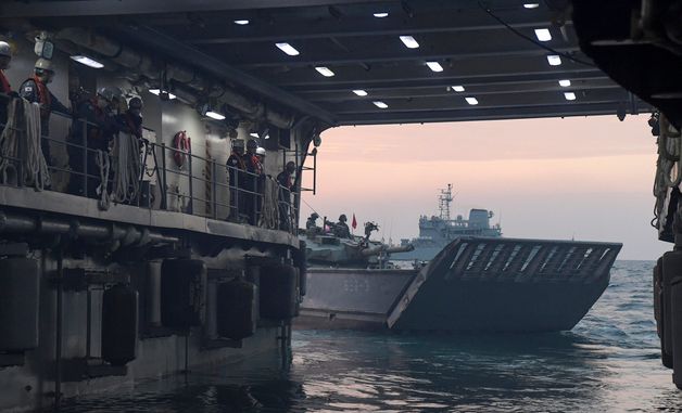 상륙지역으로 이동하는 K1A2 전차