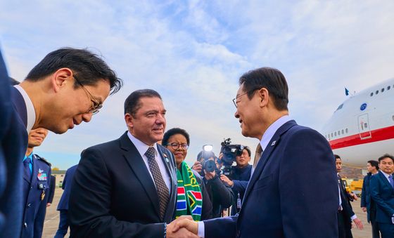 환송객들과 인사하는 이재명 대통령