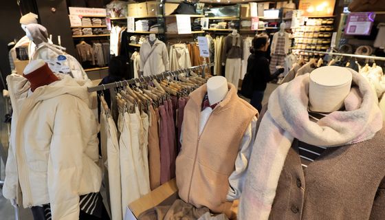 영하권 날씨에 두꺼운 옷 진열한 마트