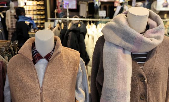 마트에 진열된 목도리