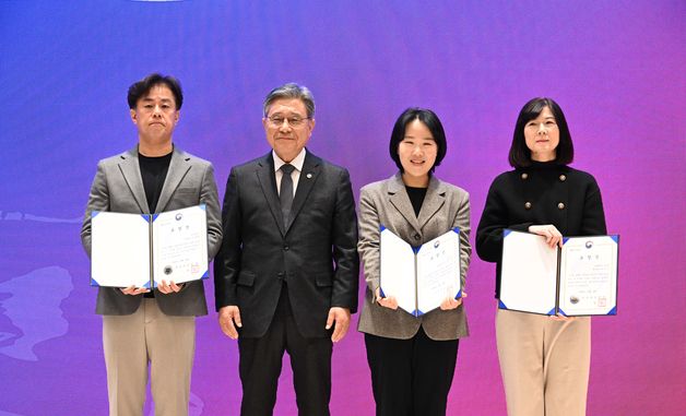 유공자들과 기념 촬영하는 허민 청장