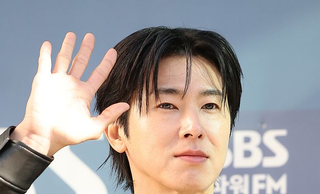 동방신기 유노윤호, 손인사도 멋지게!