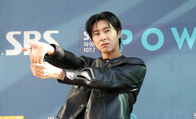 포즈 취하는 동방신기 유노윤호