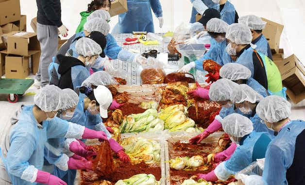 김장에 열중하는 참가자들