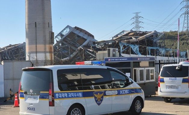 울산화력 붕괴 사고 현장에 진입하는 경기남부청 중대재해전담팀