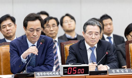 국회 운영위 회의 중 격노 고개 숙인 김용범 정책실장과 우상호 정무수석