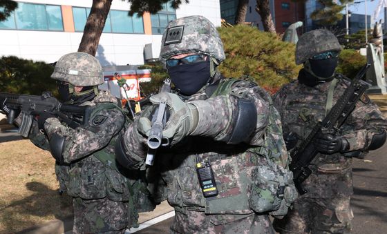 건물 내부로 진입하는 51사단 장병들