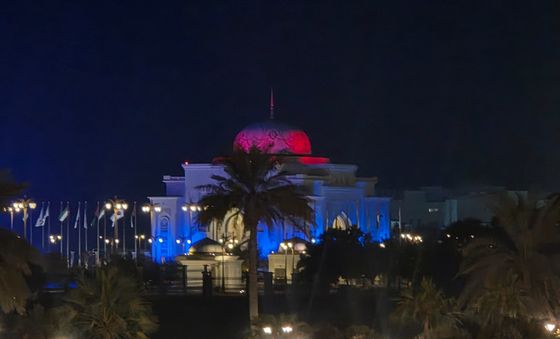 李 대통령 환영 조명, UAE 대통령궁에 점등