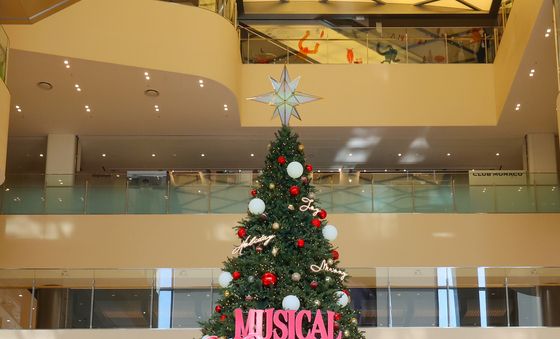 눈길 사로잡는 대전신세계 크리스마스 트리