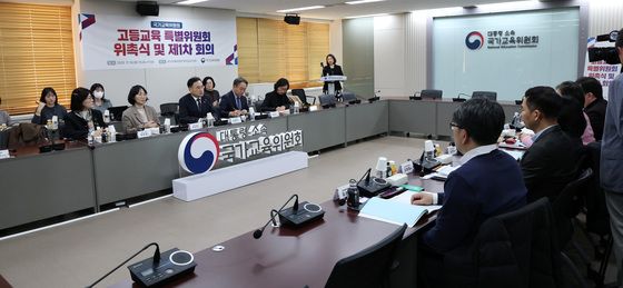 고등교육 특별위 제1차 회의 주재하는 차정인 국교위원장