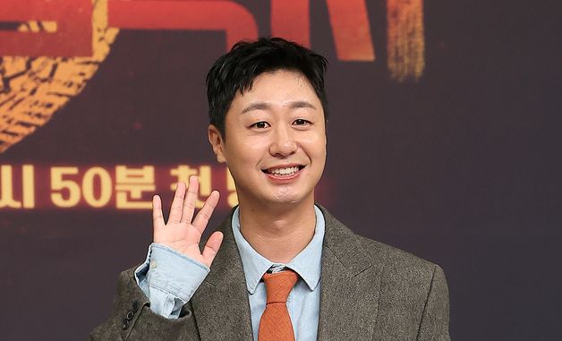 포즈 취하는 배유람