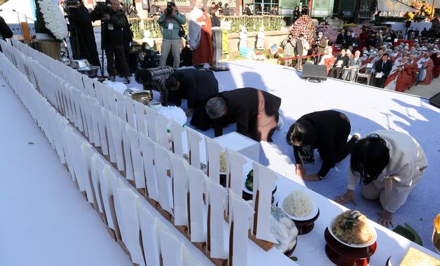 위령재에서 큰절하는 유가족들