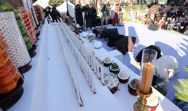 산재사망 희생자들에게 큰절하는 유가족