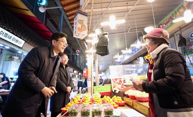 상인과 대화하는 이병권 제2차관