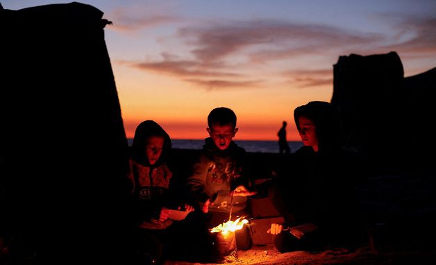 [포토] 모닥불 쬐는 팔레스타인 어린이들
