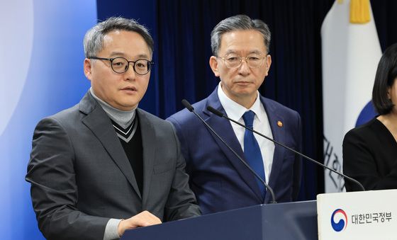 취재진 질문에 답하는 정홍식 법무부 국제법무국장