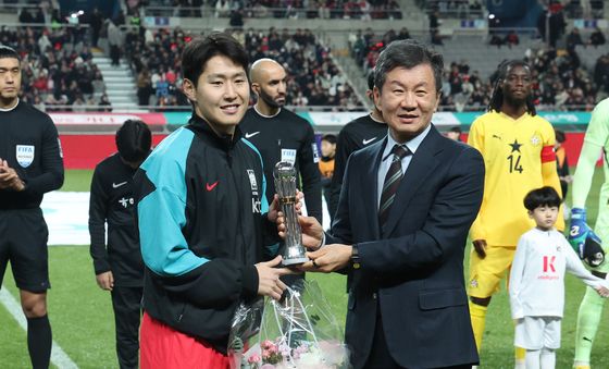 정몽규 회장에게 축하받는 이강인