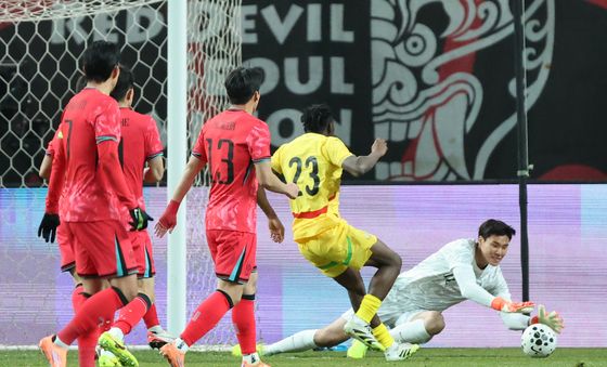 선발로 출장해 골문 지키는 송범근