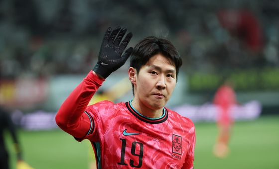 팬들에게 인사하는 이강인