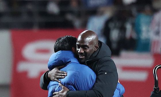 손흥민과 포옹하는 가나 감독