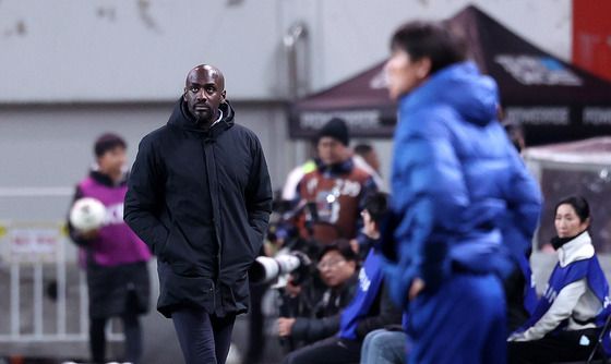 경기 지켜보는 오토 아도 가나 감독