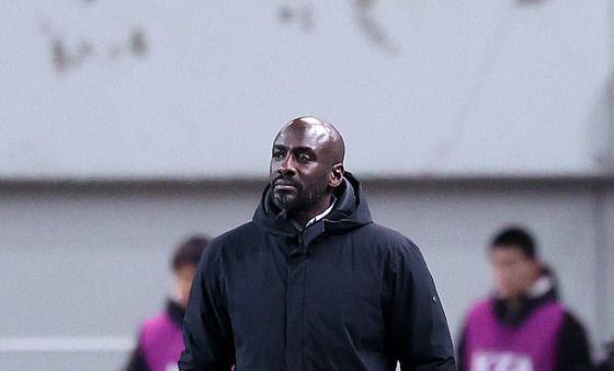 경기 지켜보는 가나 감독