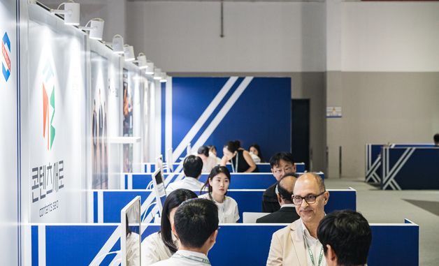\'2025 K-엑스포 아랍에미리트\'…B2B 부스서 상담 중인 현지 바이어