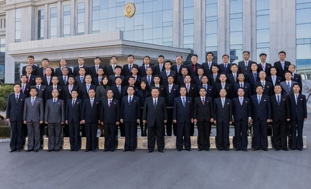 北 최고검찰소 간부들과 기념사진 찍은 김정은