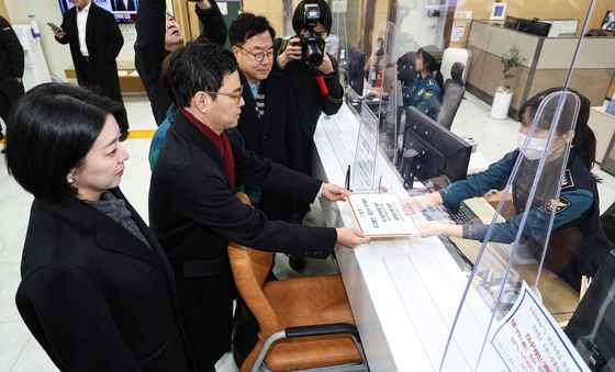 김민석 국무총리 고발장 제출하는 국민의힘 의원들