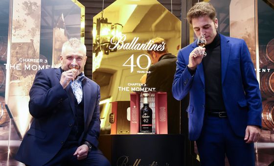 40년 숙성된 원액을 단 한 번만 블렌딩한 발렌타인 더 모먼트