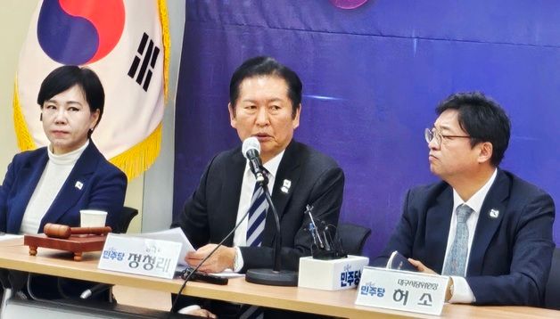 발언하는 정청래 대표
