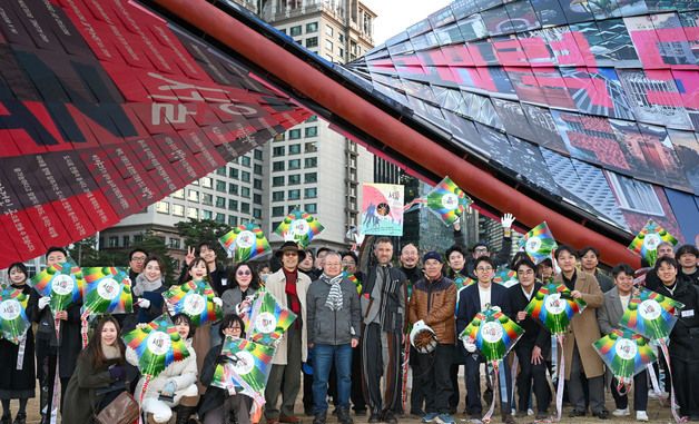 기념 촬영하는 리기태 명장과 토마스 헤더윅 총감독