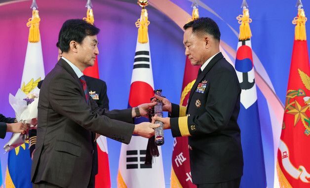 삼정검 수여하는 안규백 장관