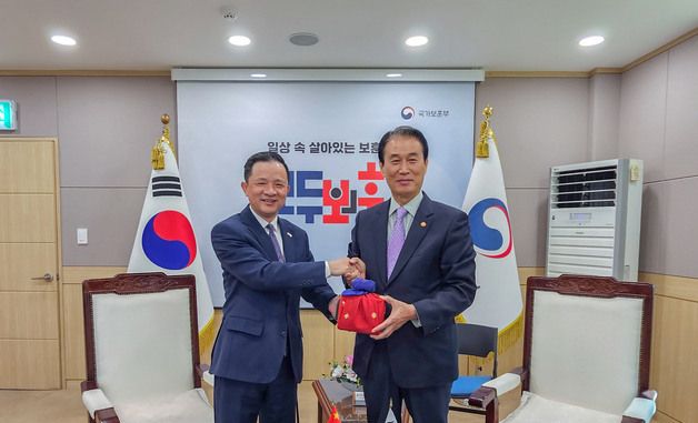 기념 촬영하는 권오을 장관