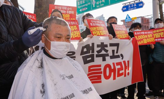 삭발하는 더본코리아 점주