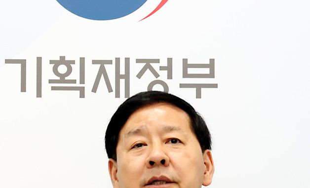 출입기자단 간담회 발언하는 구윤철 경제부총리