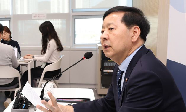 출입기자단과 의견 나누는 구윤철 경제부총리