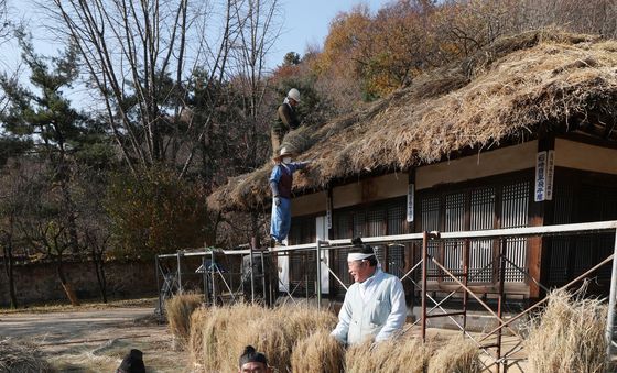 초가지붕 이엉 잇기 작업