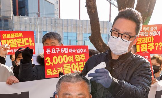 전가협 앞 삭발하는 더본코리아 점주