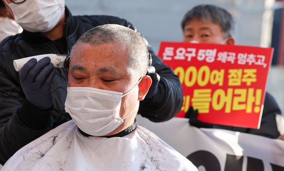 삭발하는 더본코리아 홍콩반점 점주