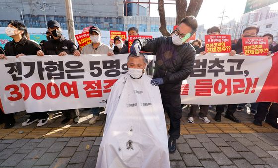 전가협 앞 삭발하는 더본코리아 점주