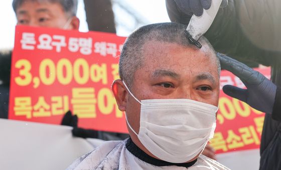 삭발하는 홍콩반점 점주